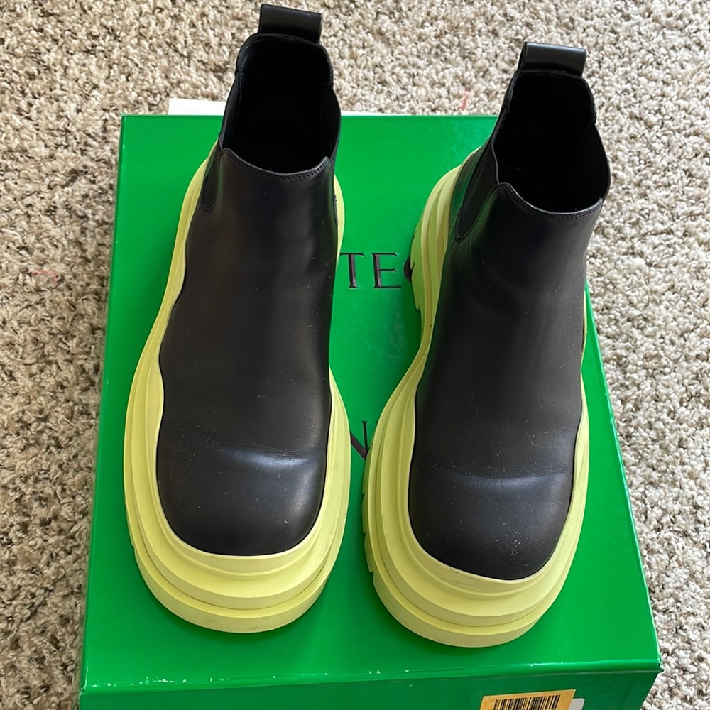 Authentic Bottega Veneta short Tire Boots in the color sea grass